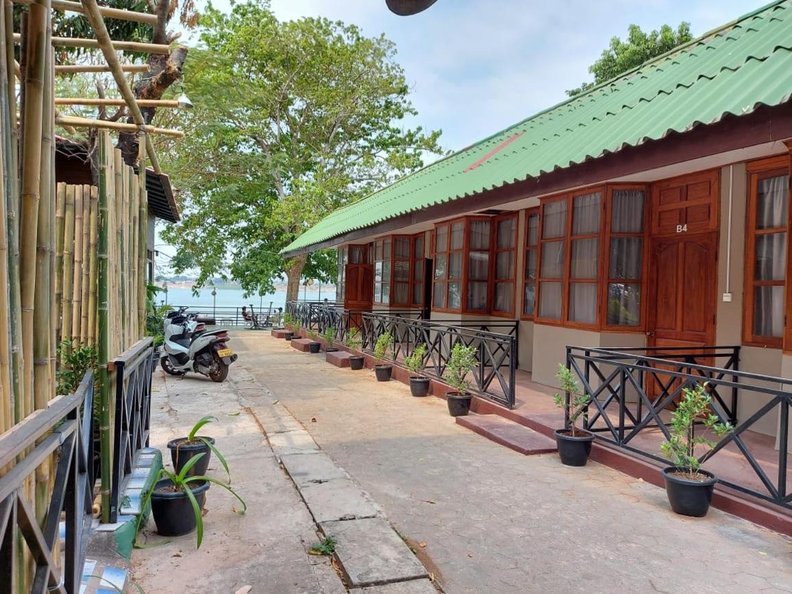 Pilgrim'S Kitchen & Inn Саваннакхет Экстерьер фото
